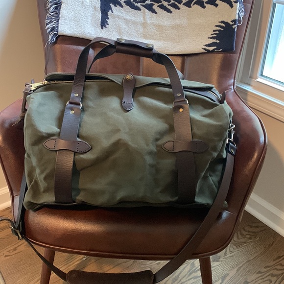 Filson Small Rugged Twill Duffle. Otter Green. With leather strap and handles. - Picture 4 of 4